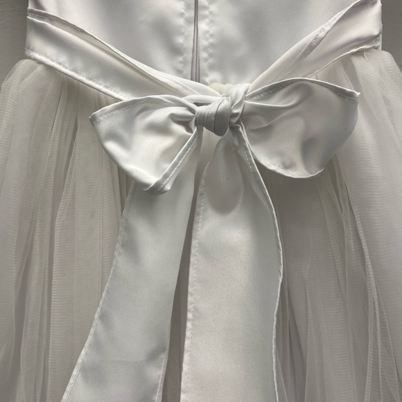 Adorablee white dress perfect for special occasion
size L, fits 12-18 month old - Picture 8 of 9